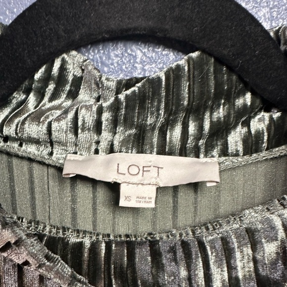 Spring Velvet LOFT Velvet Mock Neck Short Sleeve Ribbed Pleated Top - Picture 4 of 5